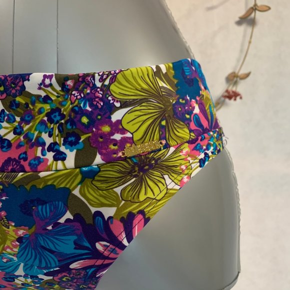 Knotted-Front Swim Crop Top  👙 - Picture 5 of 9